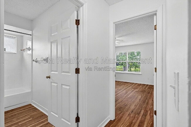 Building Photo - 8426 Country Bend Cir W