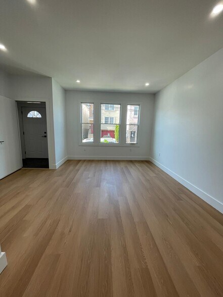 Unit 1 - 156 Woodlawn Ave