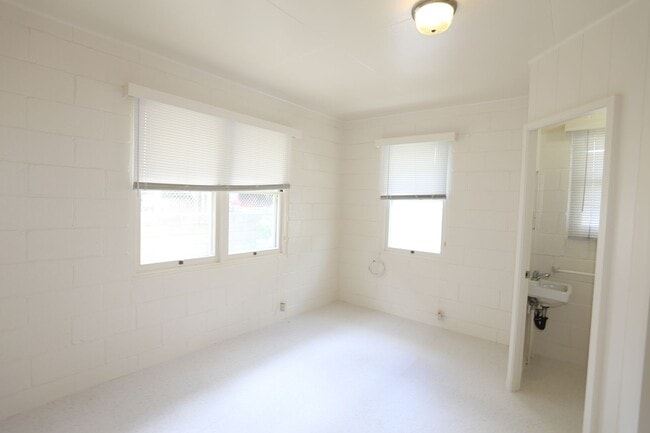 Building Photo - McCully - 1 Bdrm/1 Bath/1 Prkg - $1,300
