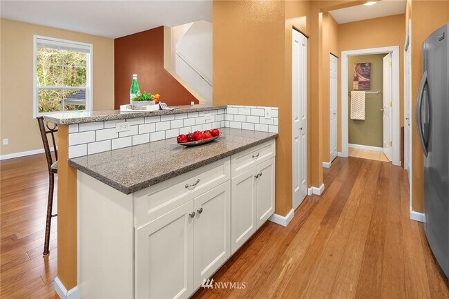 Building Photo - 3Bd/2.5Ba Bellevue Townhouse