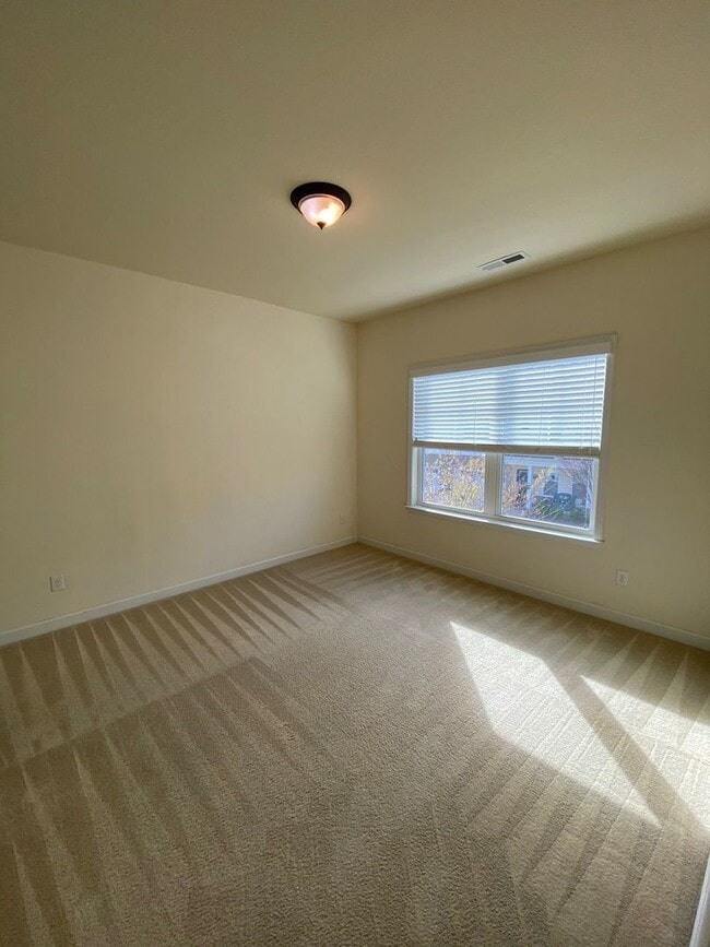 Building Photo - Spacious & Updated 3BR/3BA Home Near Shopping & Interstate Access!