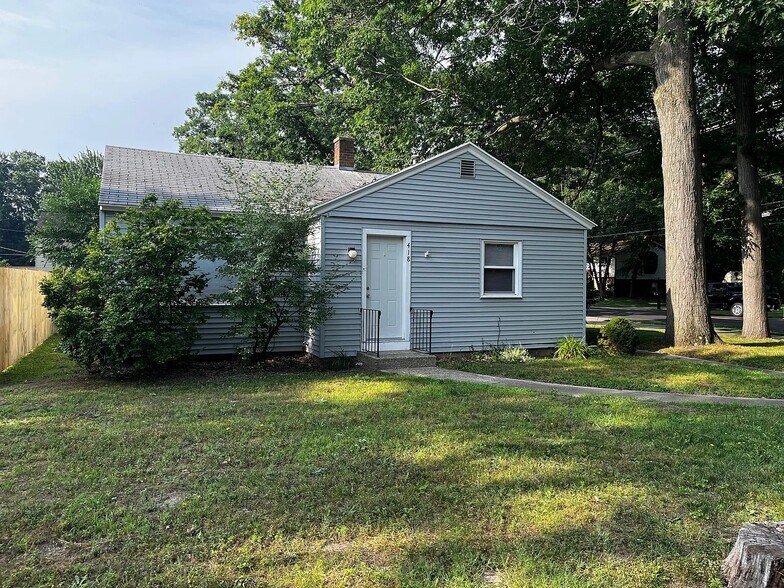 Building Photo - 418 W Lakewood Blvd