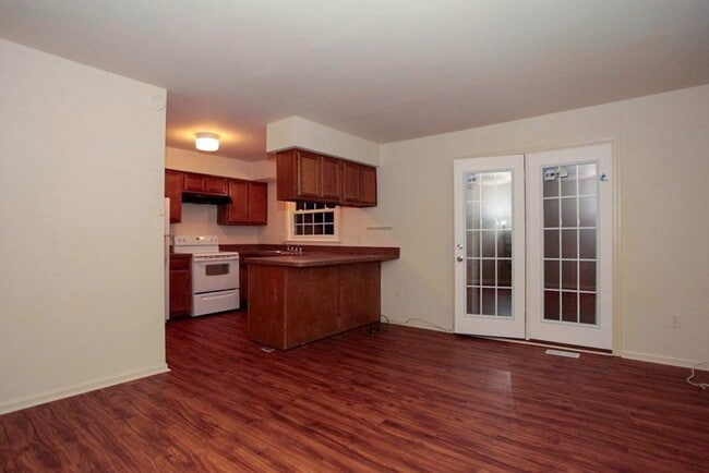 Building Photo - Fantastic 3br End-Unit Town Home in highly sought Silver Spring Neighborhood - Ready mid-June