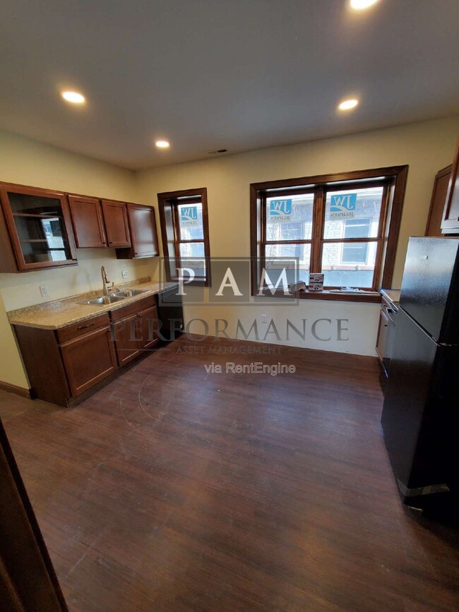 Building Photo - 5525 W North Ave