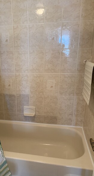 Clean tile shower tub combo - 6219 Palma Del Mar Blvd S