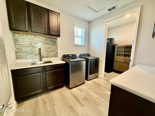 Building Photo - 52 Waterline Dr