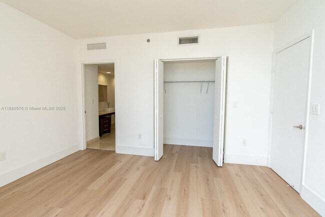 Building Photo - 495 Brickell Ave