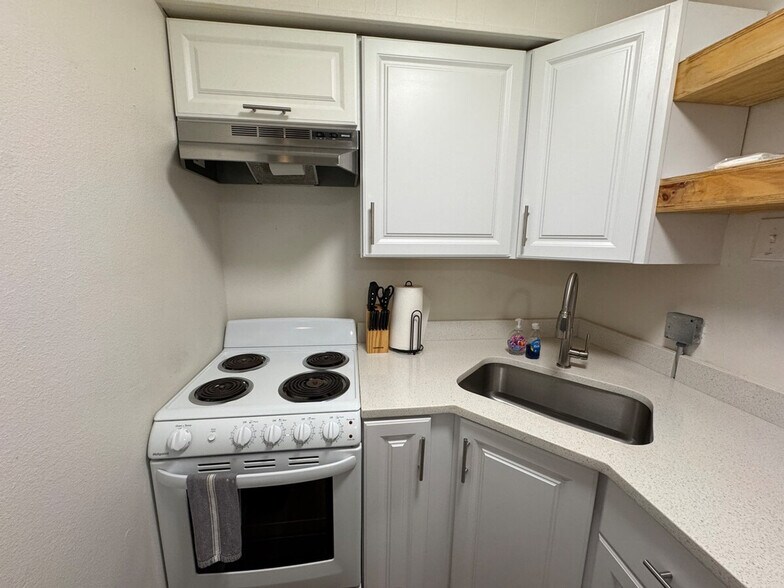 Building Photo - 806 S Elm St