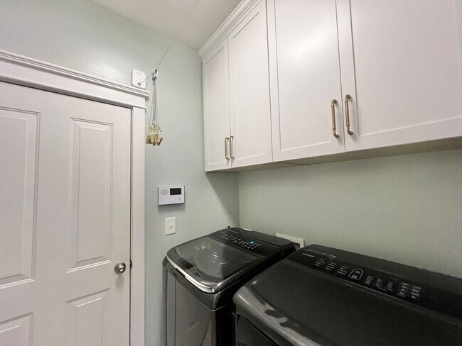 Building Photo - Gorgeous Custom Built 4BD, 3BA Holly Springs Home with Home Gym Setup and Fenced In Yard