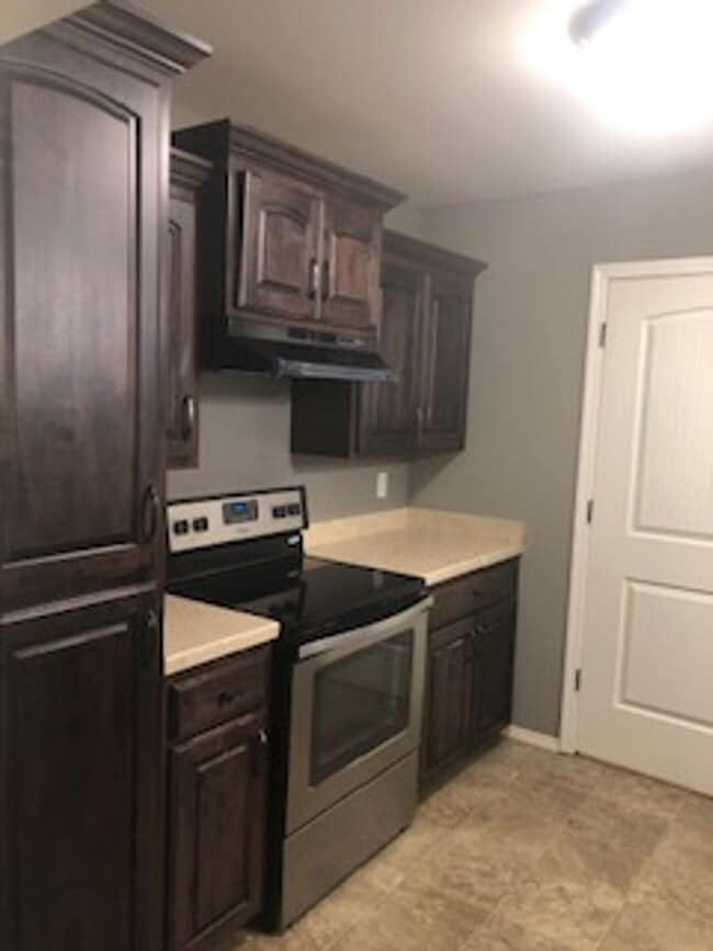 Building Photo - Very nice 2 bed 1 bath home, Dining room, Porch and Back Patio and Storage Bldg