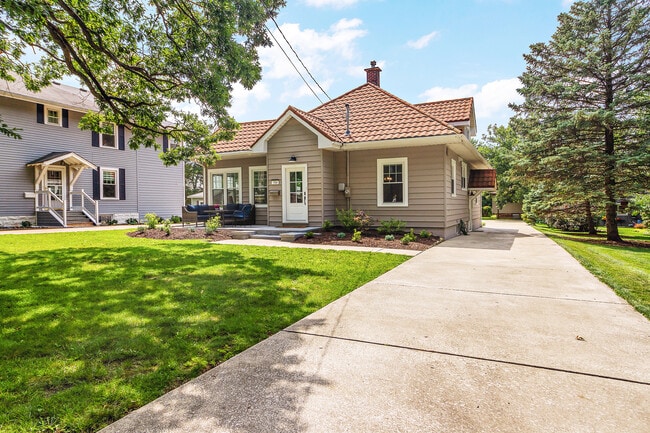 Building Photo - 724 Warner Ave