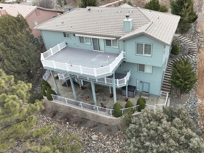 Building Photo - Incredible Home with Lake Views!