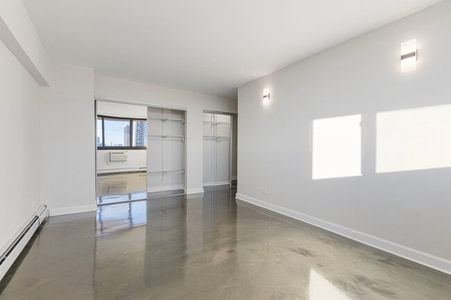 Building Photo - 6166 N Sheridan Rd