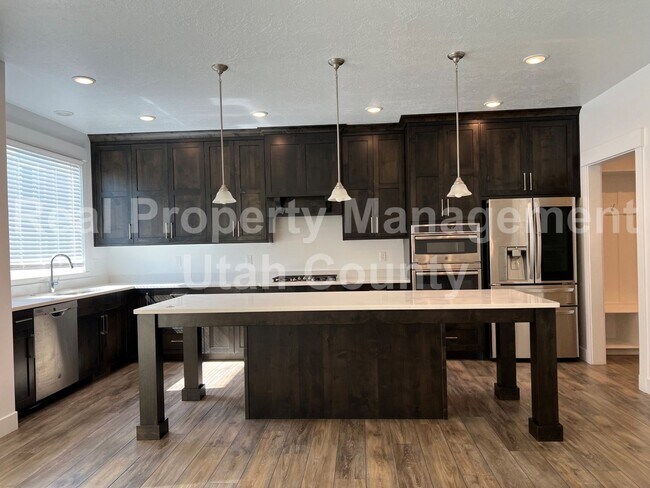 Building Photo - New Lower Price! Cute townhome in Highland