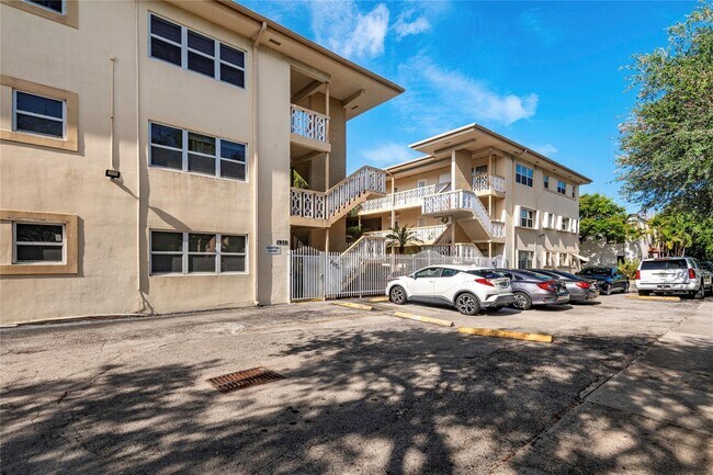 Building Photo - 1958 Monroe St