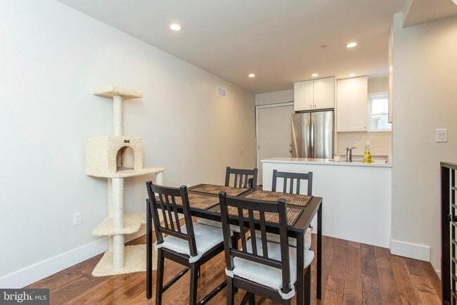 Building Photo - 2009 Oakford St