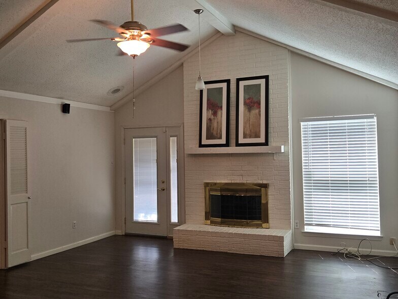 Building Photo - 2211 Placid Dr