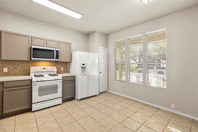 Building Photo - 16818 Pine Castle Dr