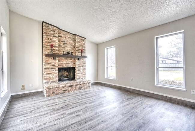 Building Photo - Large single story home in Bedford