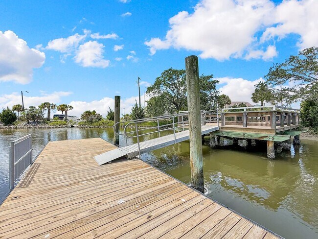 Building Photo - Downtown Charleston Living with Stunning Views