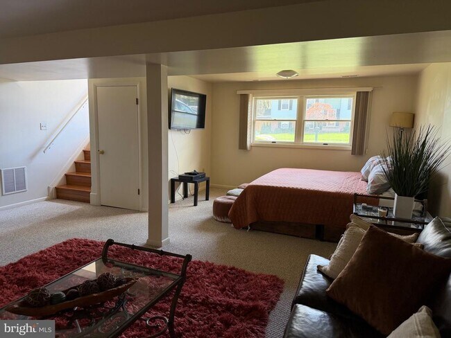 Building Photo - 18 Jameson Ln