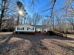 Building Photo - Charming 3Br in Oak Ridge on One Acre Lot!