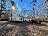 Building Photo - Charming 3Br in Oak Ridge on One Acre Lot!