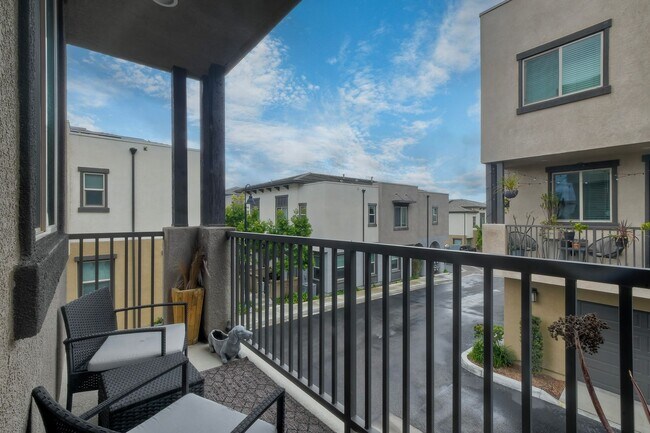 Building Photo - 2211 Solara Ln