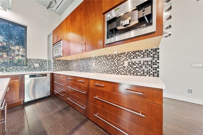 Building Photo - 5691 Deer Creek Falls Ct