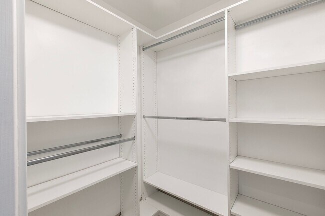 Building Photo - Great natural light in a large condo near ...