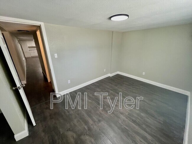 Building Photo - 223 Sunray St