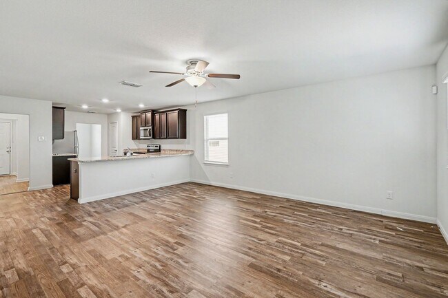 Building Photo - 3 Bed / 2 Bath in Luckey Ranch – Hardwood Floors + Fridge, W/D Included