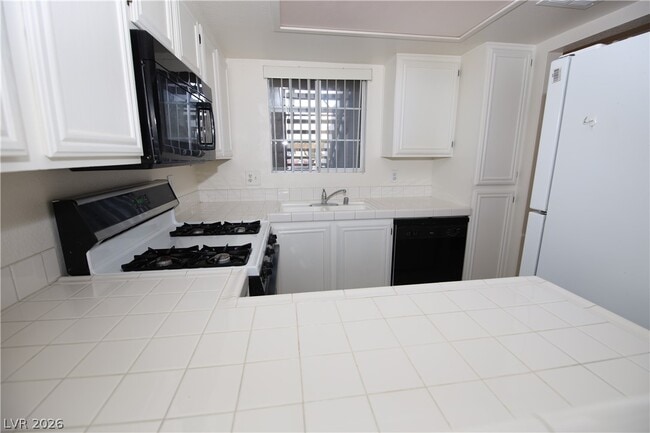 Building Photo - 1908 Mountain Hills Ct