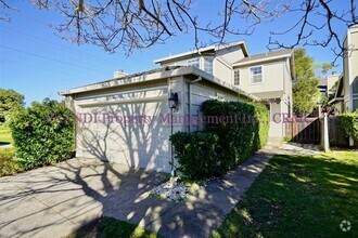 Building Photo - "Charming 2-Bed Townhouse in San Rafael (R...