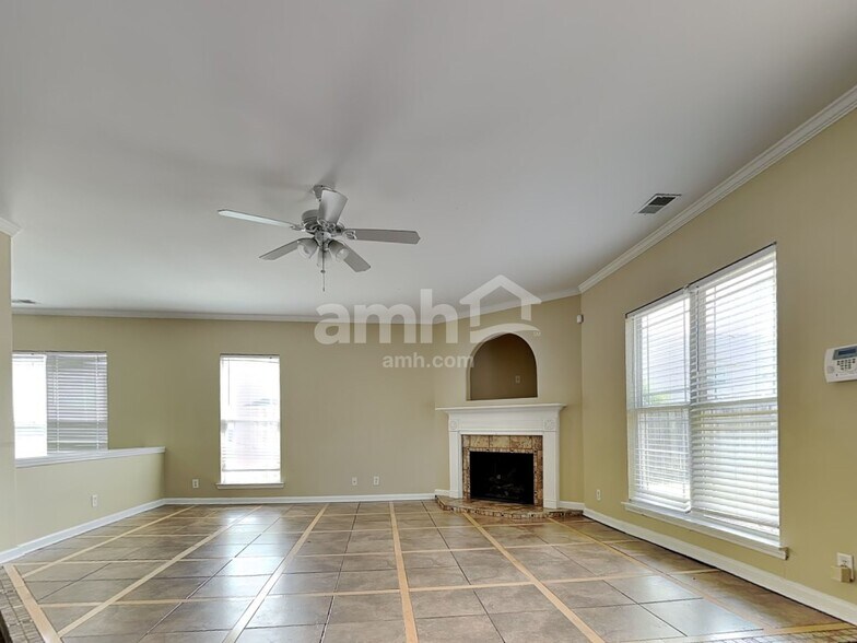 Building Photo - 103 Lake House Rd