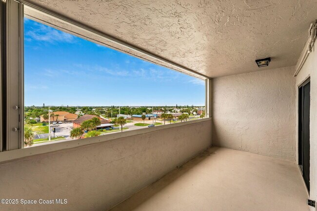 Building Photo - 995 N Hwy A1A