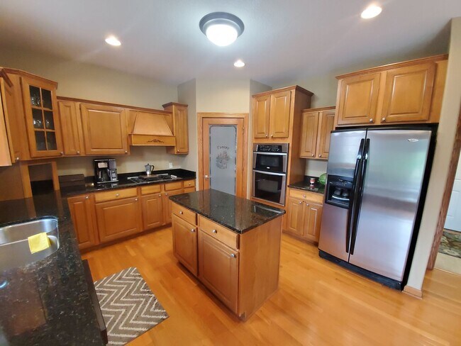 Building Photo - Menomonee Falls 4 bedroom