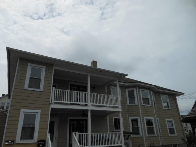 Building Photo - 677 Belmont St