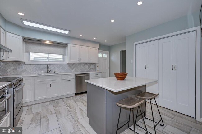 Building Photo - 1717 Country Club Dr