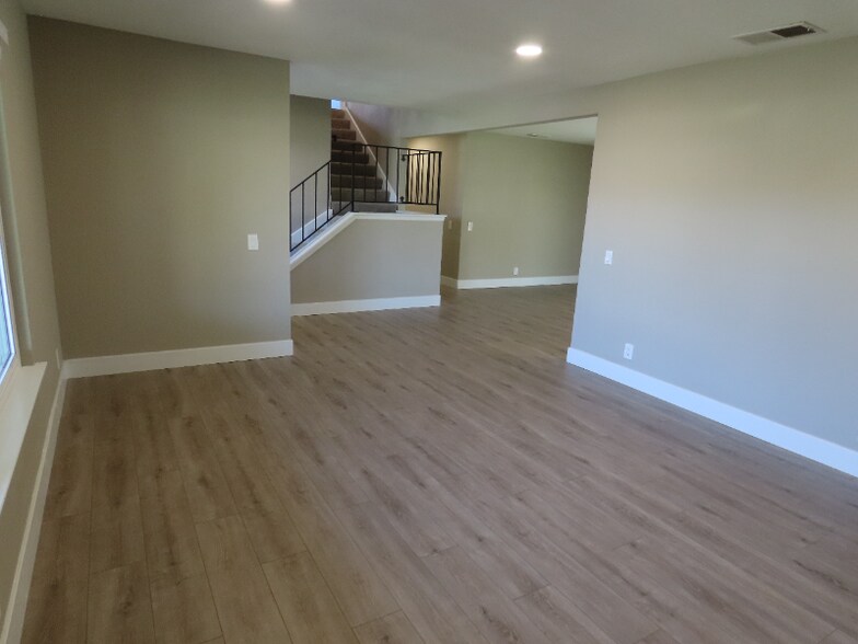 Building Photo - 11852 Crystal Ave