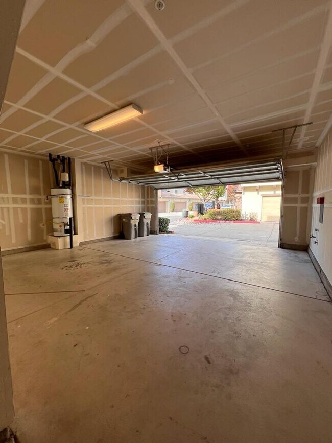 Building Photo - 427 Anchor Ln