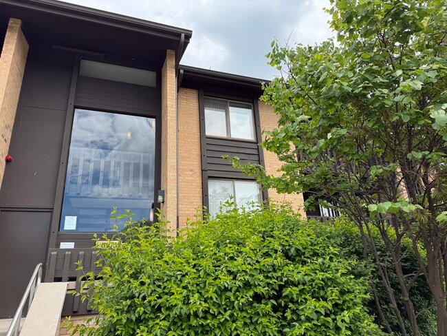 Building Photo - 6105 Knoll Valley Dr