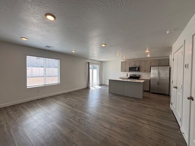 Building Photo - 381 W 2025 N