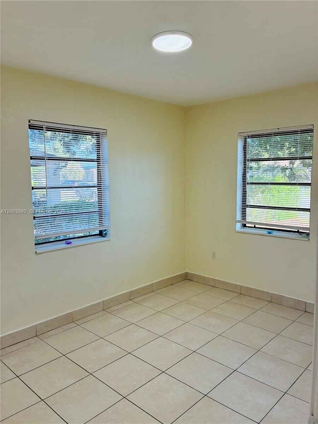 Building Photo - 275 NW 190th St