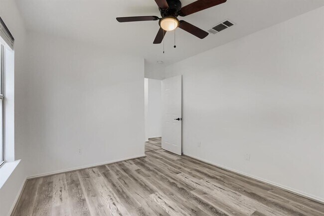 Building Photo - 512 Woodford Dr