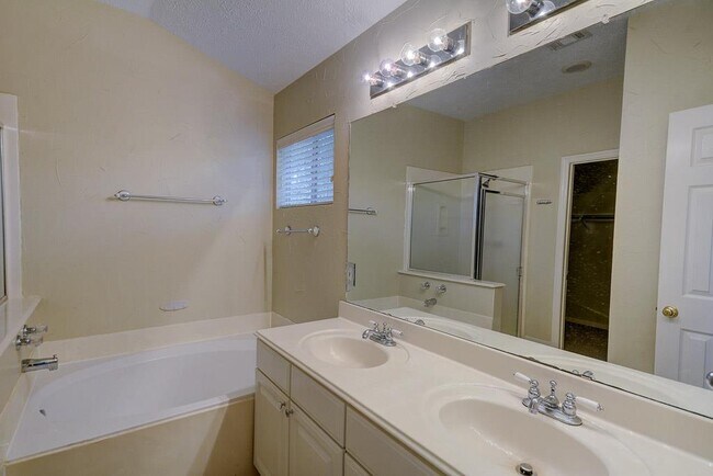 Building Photo - 7 N Spiral Vine Cir