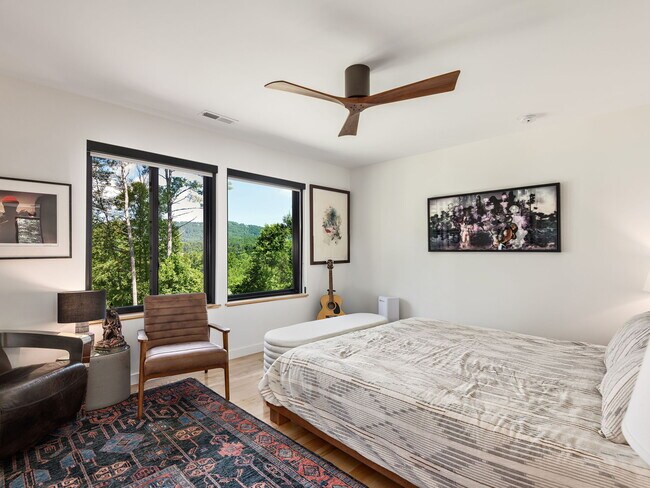 Building Photo - Creek Side *Unfurnished