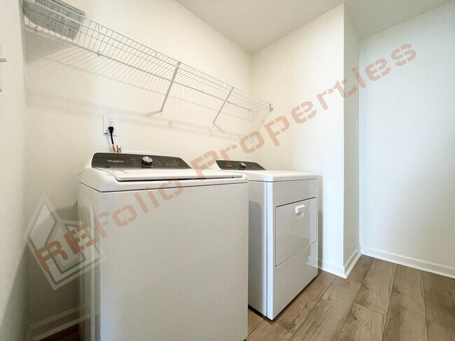 Building Photo - 6117 Oak Psge Dr