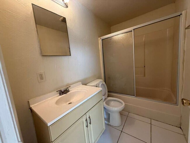 Building Photo - 717 SW 2nd Ct