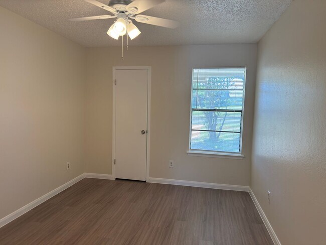 Building Photo - 1614 W Braker Ln